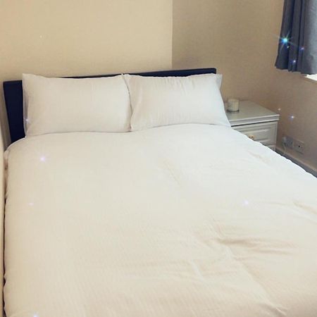 Stay With Chris Woking Extérieur photo