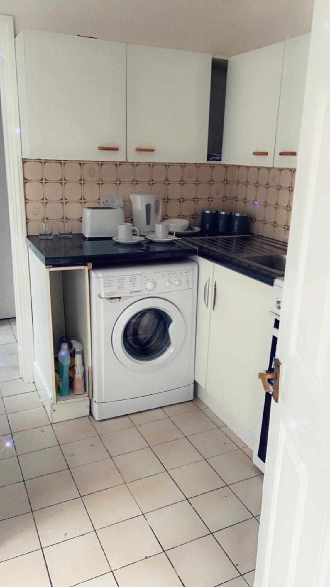 Stay With Chris Woking Extérieur photo
